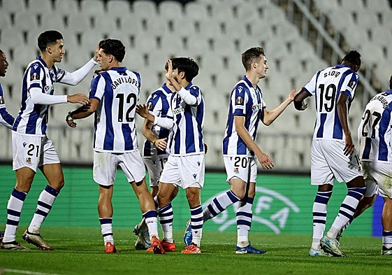 Los jugadores de la Real Sociedad celebran el gol de Sergio Gómez ante el Maccabi.