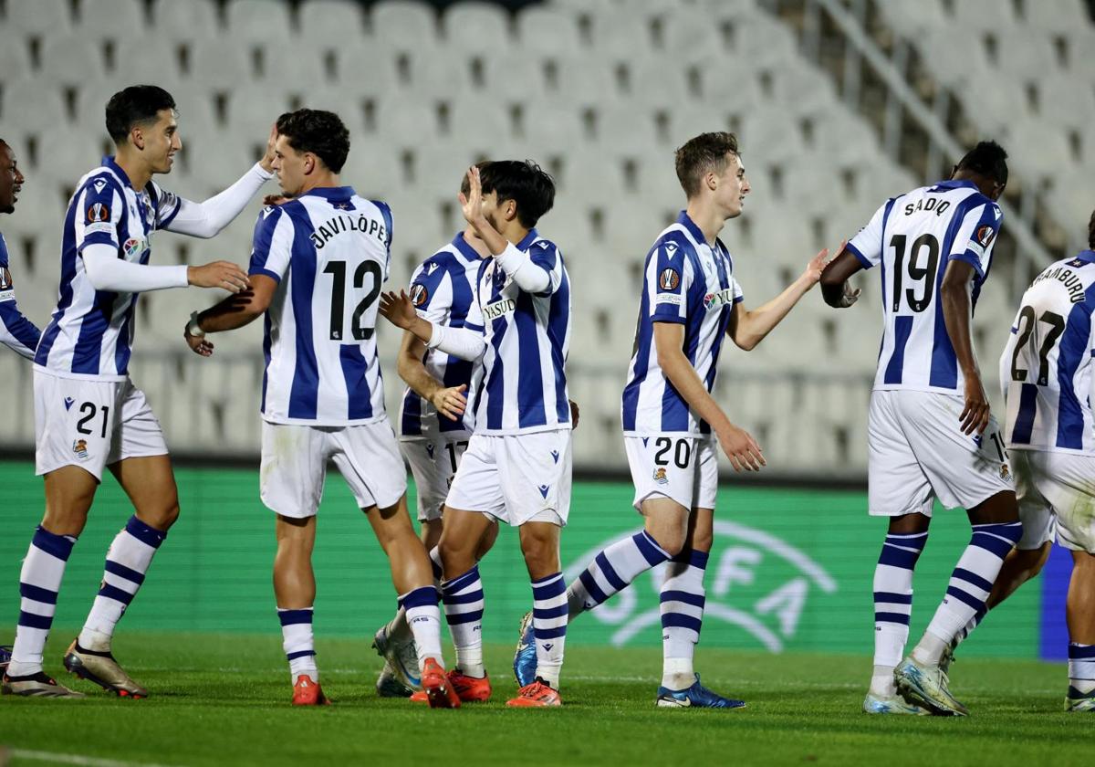 Los jugadores de la Real Sociedad celebran el gol de Sergio Gómez ante el Maccabi.