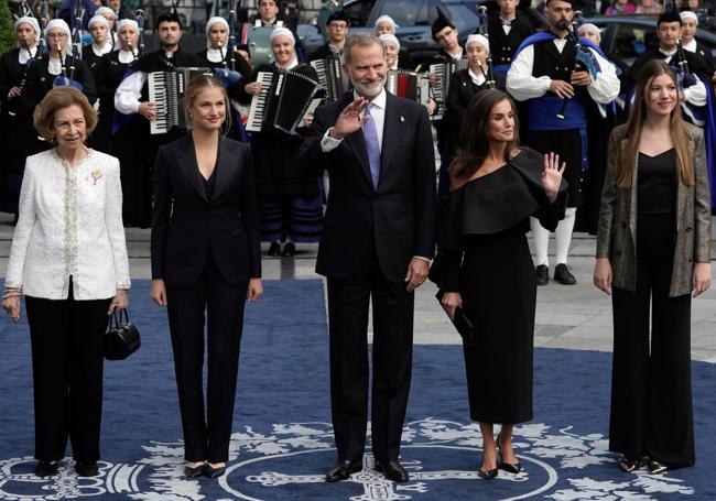 Los Reyes, la Princesa de Asturias, la infanta Sofía y doña Sofía a su llegada al Teatro Campoamor de Oviedo.