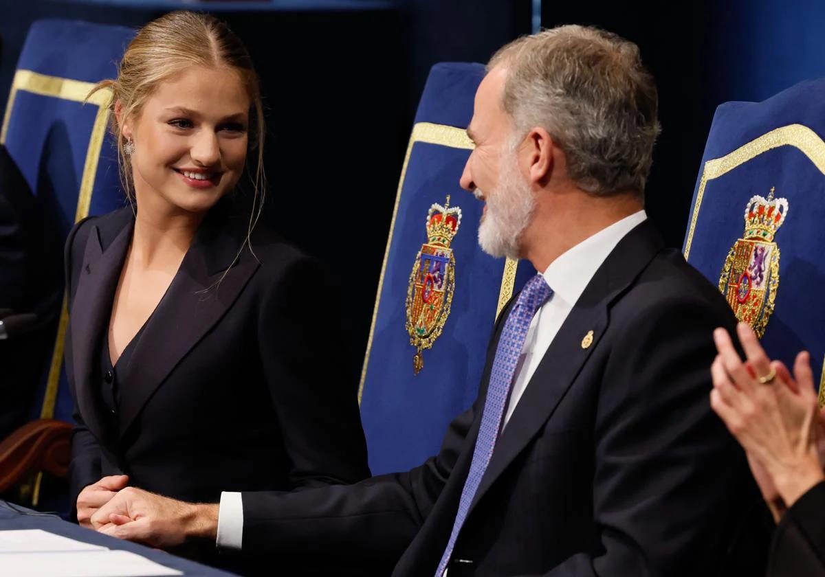 La Princesa Leonor y el Rey Felipe VI, en la ceremonia de entrega de los Premios Princesa de Asturias 2024.