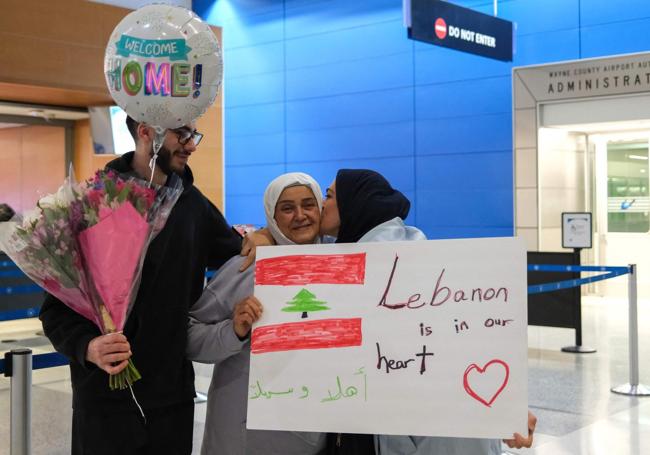 Una familia libanesa aterriza en el aeropuerto del condado de Wayne, en Detroit.