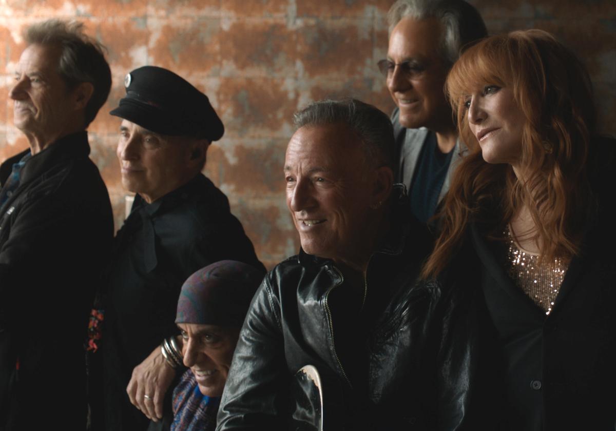 Springsteen junto a parte de la E Street Band en una imagen promocional del documental.