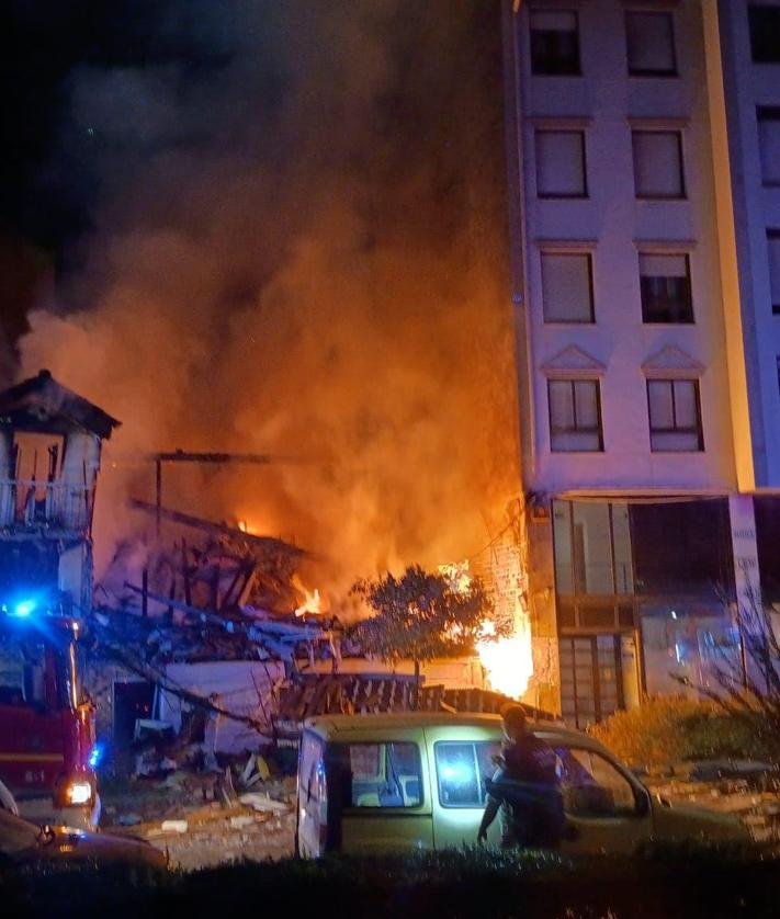 Imagen secundaria 2 - Los bomberos de Santander trabajan en la extinción del incendio.