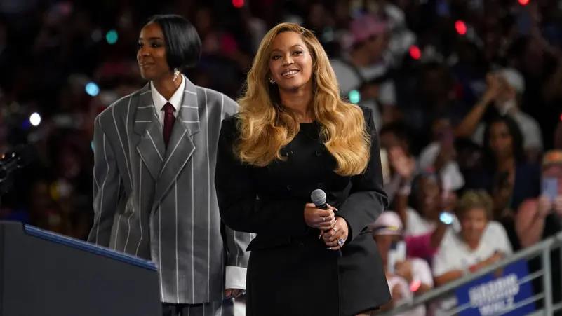 Beyonce y Kelly Rowlands, en el escenario que compartieron con Willie Nelson.