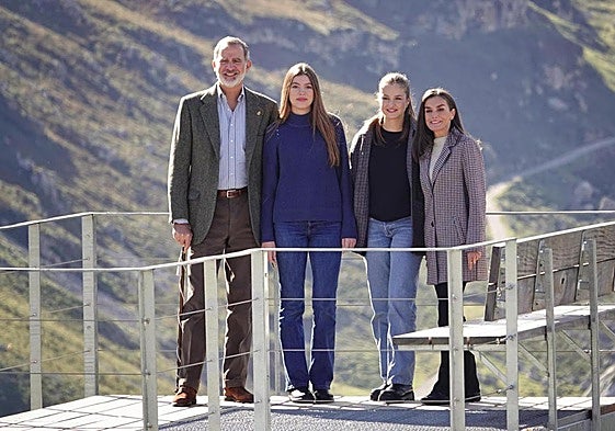 El rey Felipe, Letizia, la princesa Leonor y la infanta Sofía completan este sábado su agenda de actividades en Asturias con la visita a Sotres.