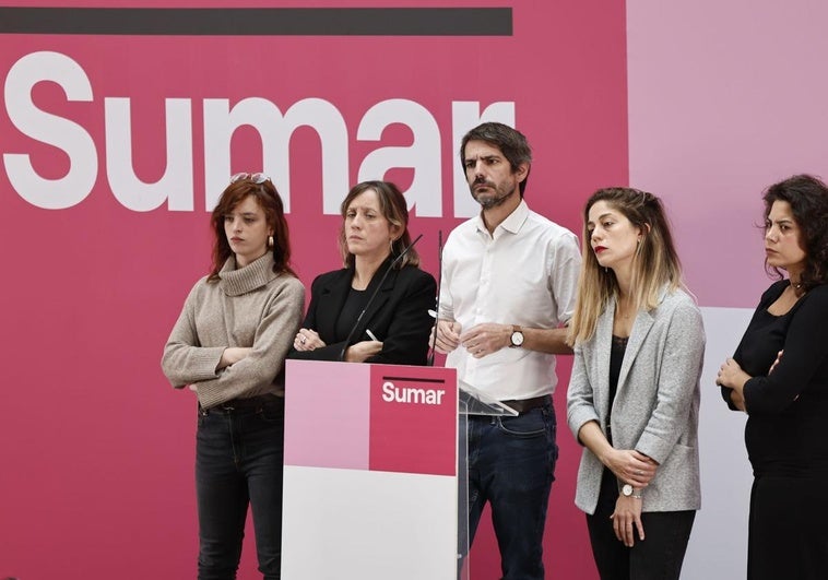 El portavoz de Sumar, Ernest Urtasun, la secretaria de Comunicación, Elizabeth Duval; la secretaria de Feminismos, Amanda Andrades; la secretaria de Organización, Lara Hernández; y Paloma Moreno