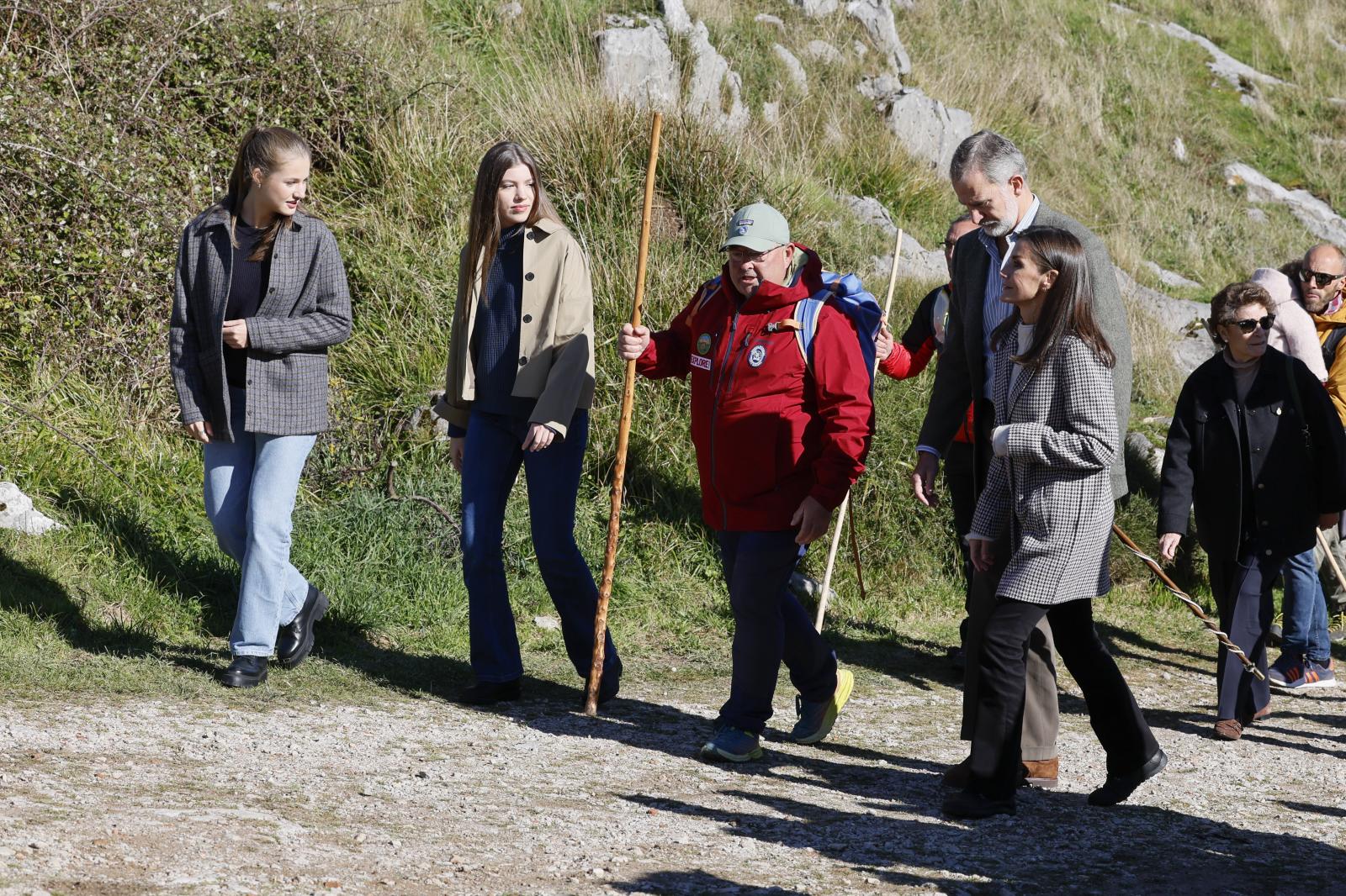 Los Reyes, Leonor y Sofía en su visita a Sotres.