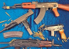 Ametralladora Scorpion VZ61, UZI israelí, AK 47... Son algunas de las armas localizadas por la Policía.