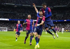 Los jugadores del Barça festejan el doblete de Lewandowski en el Bernabéu.