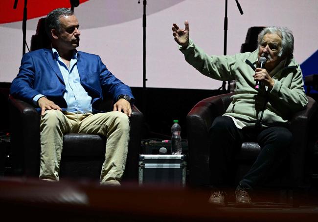 José Mujica reapareció en el cierre de campaña del Frente Amplio para mostrar su apoyo a Orsi.