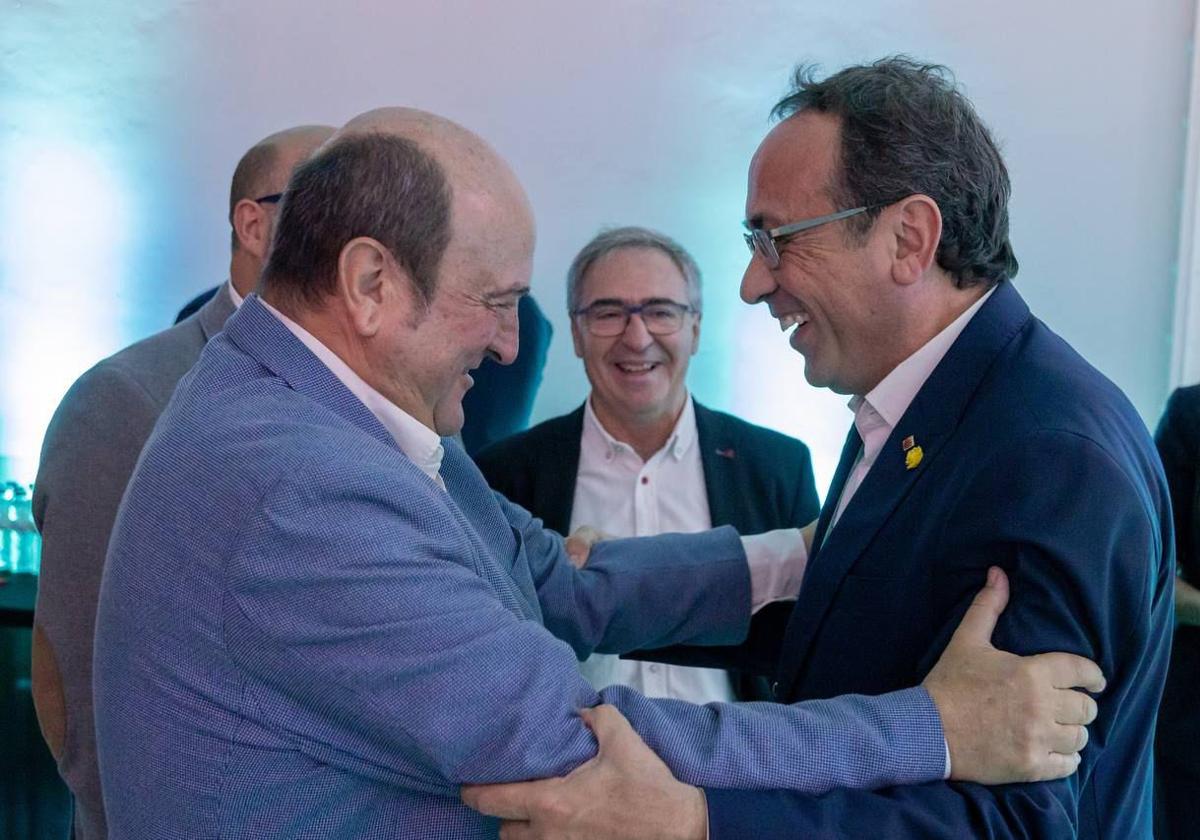 Andoni Ortuzar saluda a Josep Rull durante el cierre del Congreso Nacional de Junts