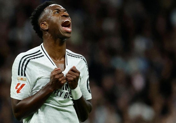 Vinicius se lamenta durante el clásico disputado el sábado en el Bernabéu.