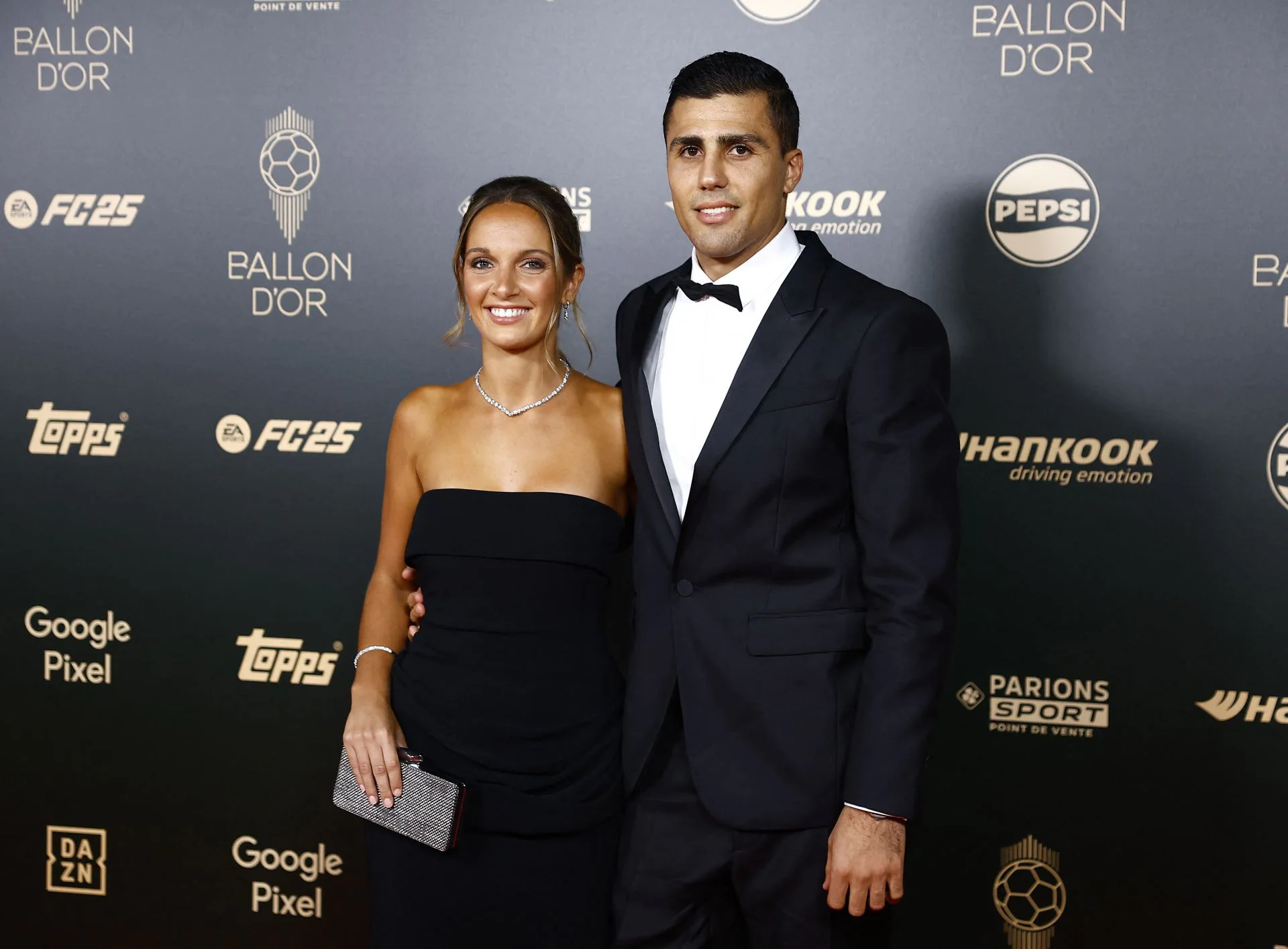 Rodrigo Hernández, centrocampista del Manchester City y de la selección española, y su pareja, Laura Iglesias, a su llegada a la gala de entrega del Balón de Oro.