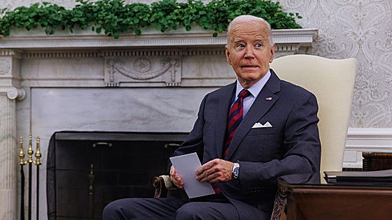 Biden vota mientras Trump incendia la campaña