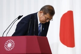 El primer ministro de Japón, Shigeru Ishiba, hace una reverencia tras la rueda d prensa celebrada este lunes en la que ha manifestado que su intención es seguir en el Gobierno.