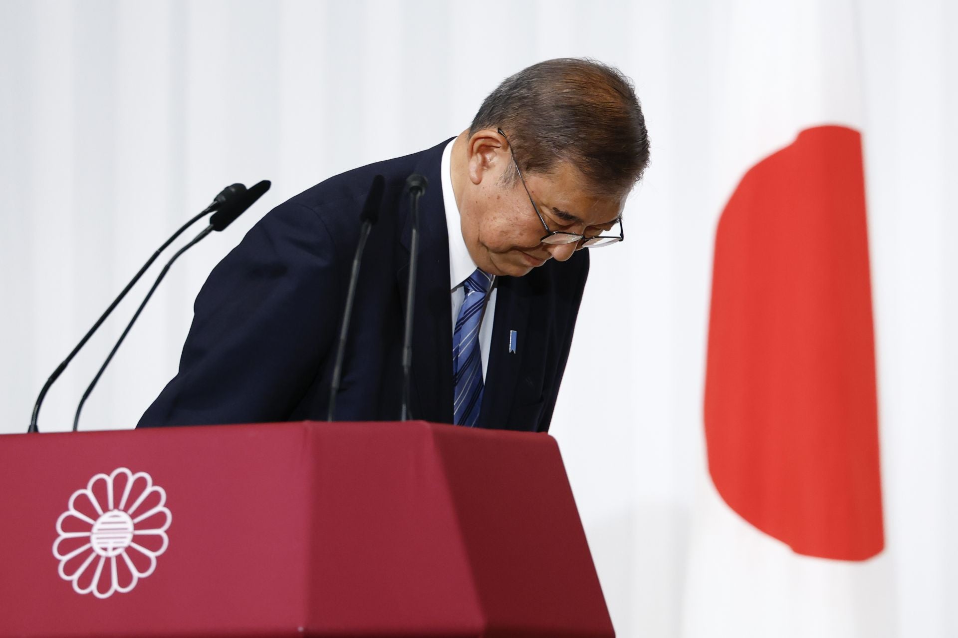 El primer ministro japonés descarta dimitir e intentará volver a formar gobierno