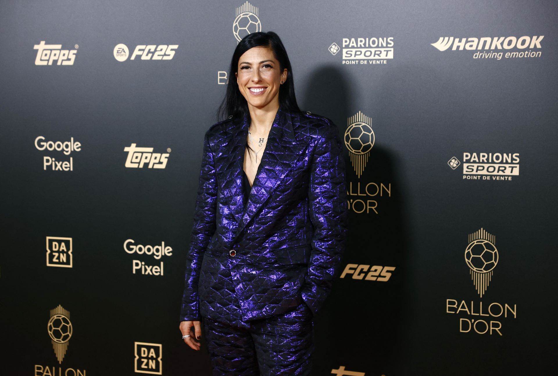 Jenni Hermoso, futbolista de la selección española, posa en la alfombra roja antes de la ceremonia de entrega del Balón de Oro.