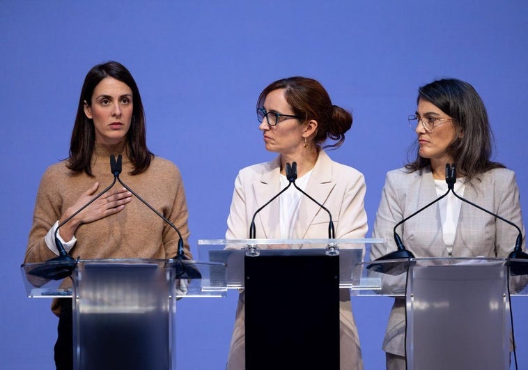 Mónica García, junto a Rita Maestre y Manuela Bergerot en la rueda de prensa de Más Madrid.