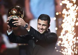 Rodrigo Hernández posa sonriente con el Balón de Oro logrado este lunes en París.