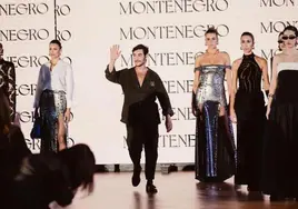 El diseñador seviallano Nicolás Montenegro saluda tras el desfile en el Museo Balenciaga.