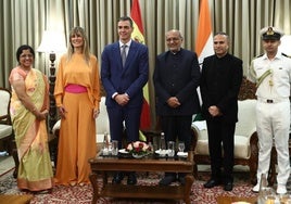 El presidente del Gobierno y su esposa este martes durante un encuentro en la residencia oficial del gobernador del Estado de Maharashtra, Shri C.P. Radjakrishnann, en la India