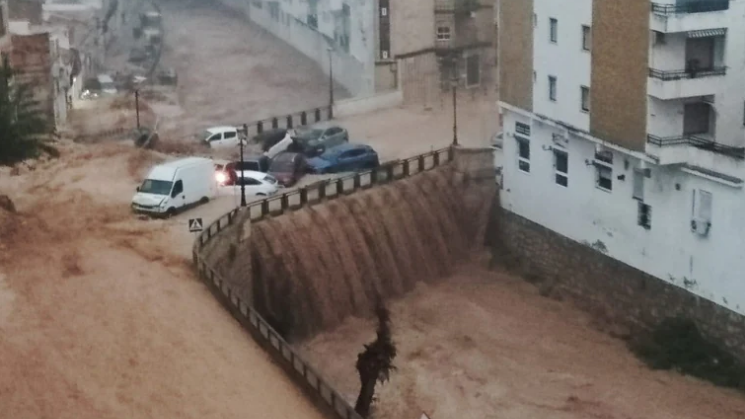 Una gran riada en Chiva (Valencia) se ha llevado todo a su paso.