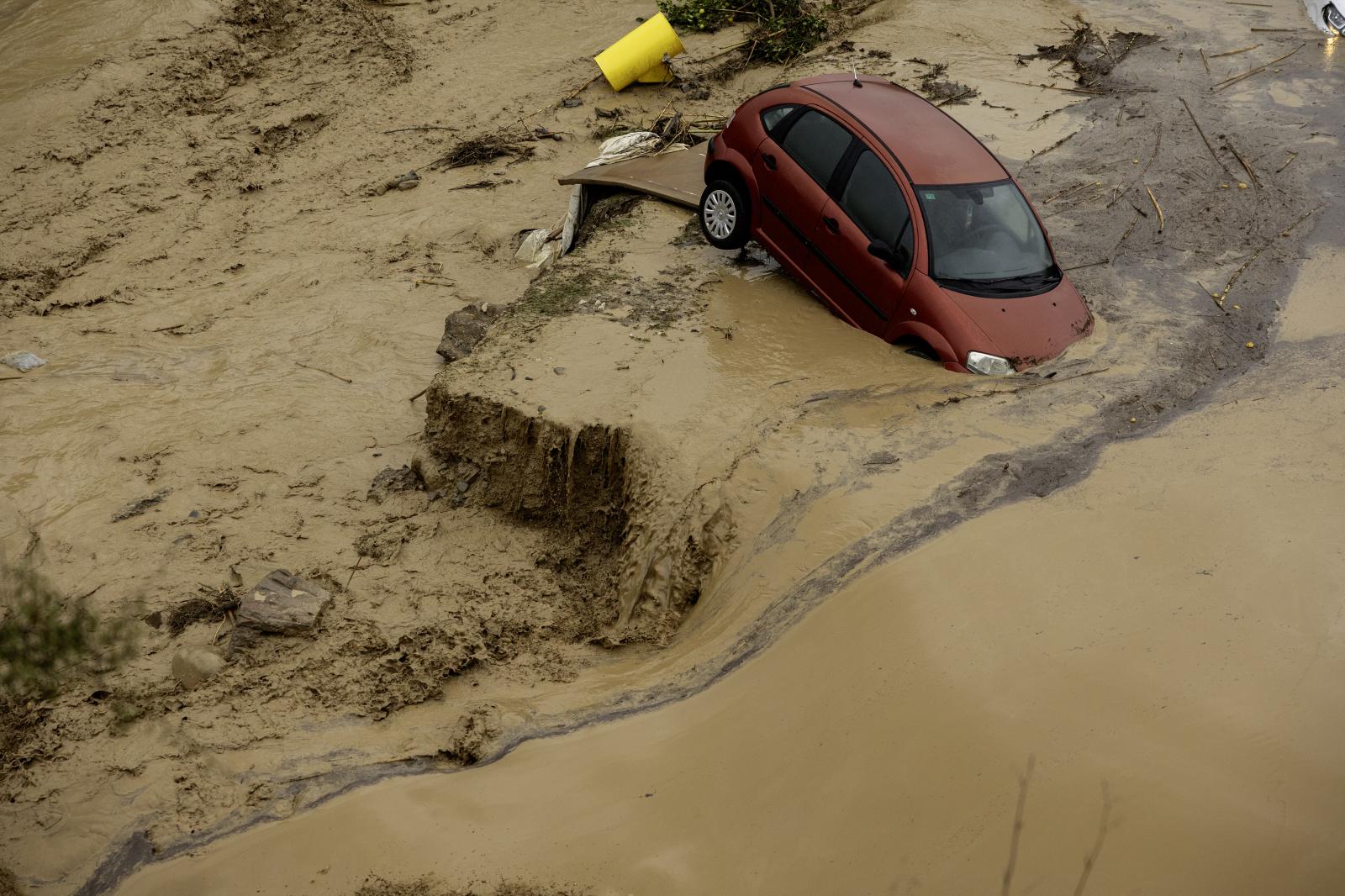 Estado en el que ha quedado los coches en la localidad malagueña de Álora tras el desborde del río Guadalhorce.