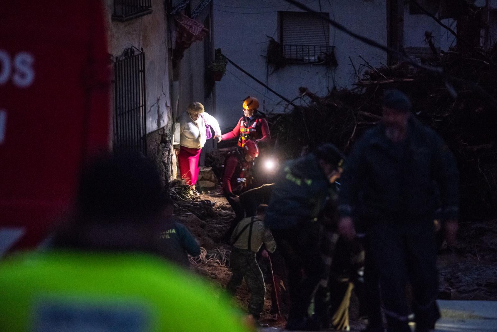 Servicios de emergencias rescatan a una mujer de su domicilio en Letur (Albacete)