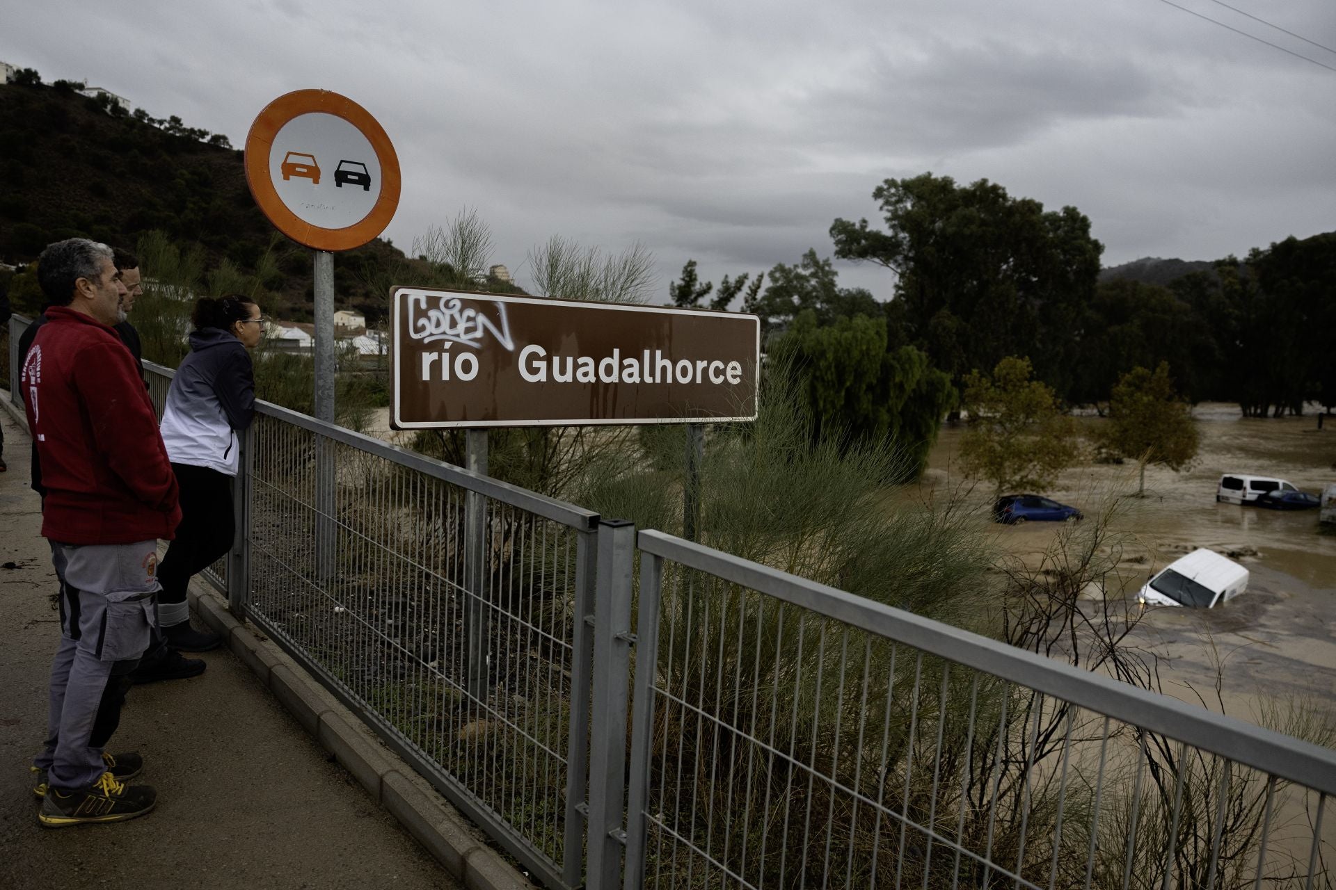 Vecinos de Álora observan la crecida del río Guadalhorce.