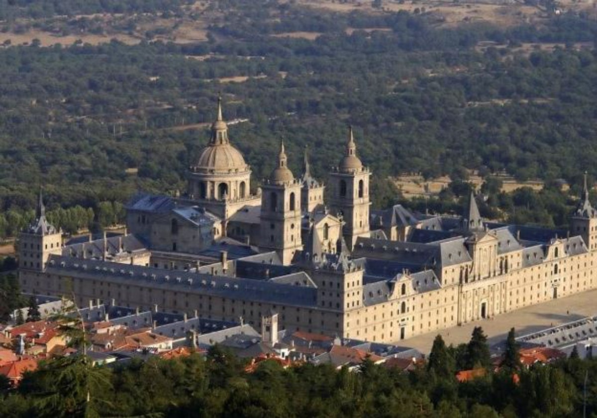 Vista del Monasterio del Escorial, la gran obra de Felipe II en la Sierra de Guadarrama.