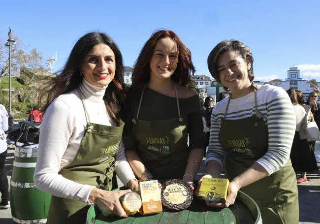 Conserveras asturianas durante una cata de productos marineros celebrada en Puerto de Vega.