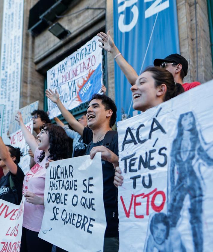 Imagen secundaria 2 - Trabajadores del sector de la salud, en las dos primeras imágenes, y de la educación, en la última, protestan contra los recortes de Milei en los sectores.