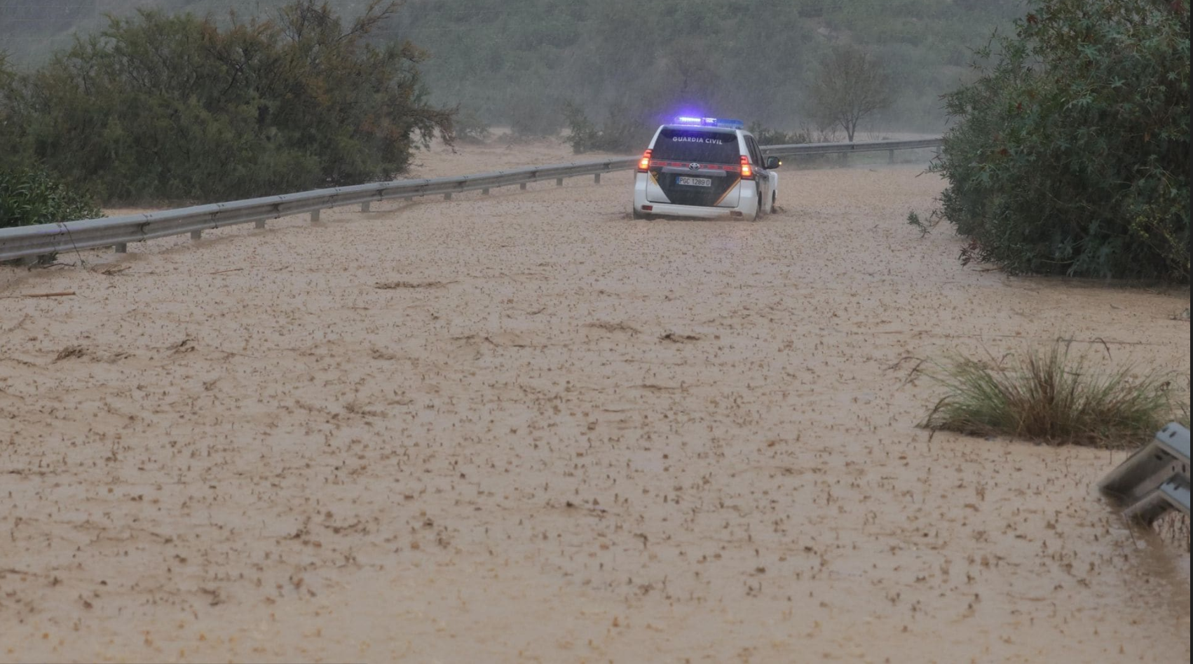 Un vehículo de la Guardia Civil atrapado en el río.