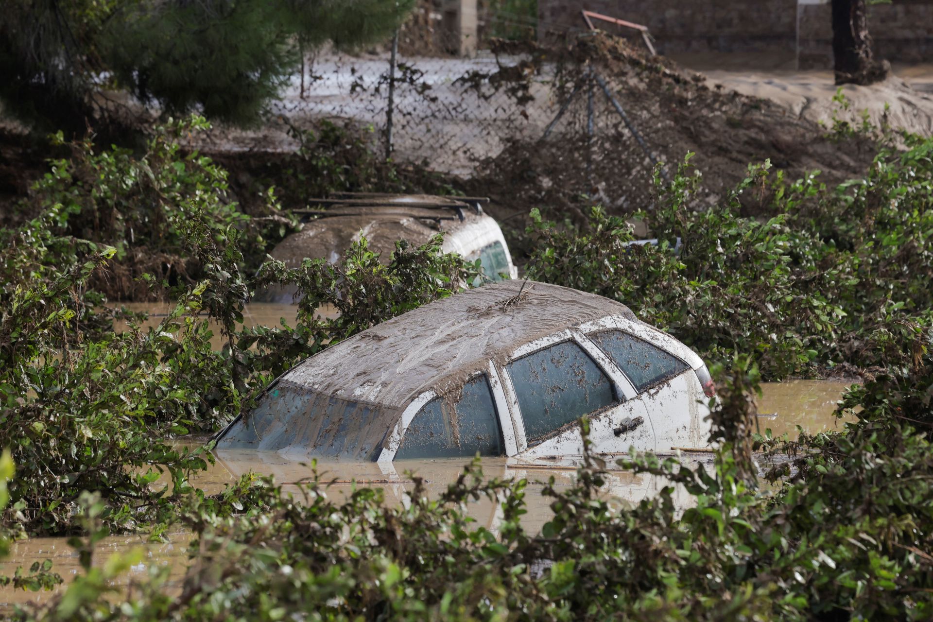 Los coches se encuentran sumergidos en una zona inundada tras las fuertes lluvias e inundaciones en Álora