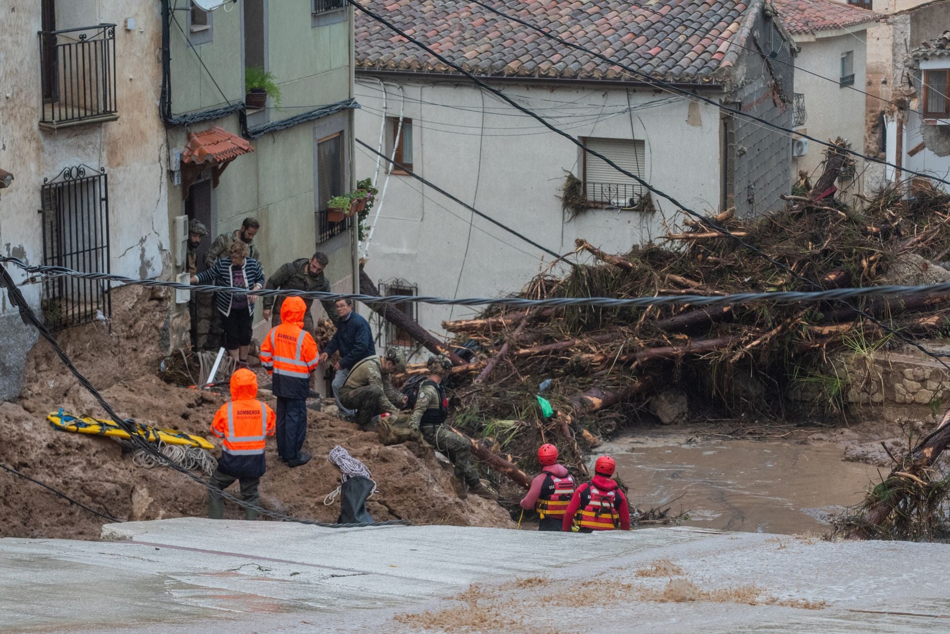 Varios servicios de emergencias ayudan en las labores de rescate en Letur, Albacete, Castilla-La Mancha