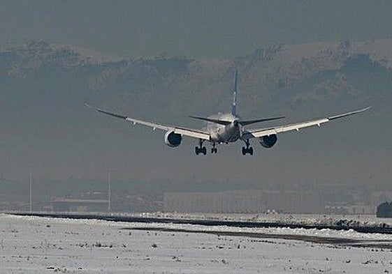 Un avión despegando del aeropuerto de Barajas.