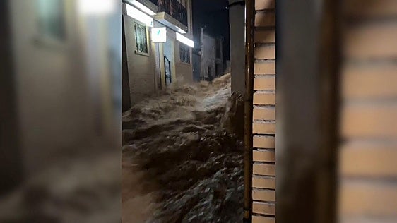 Imagen de una de las riadas sobre las calles de Chiva (Valencia).