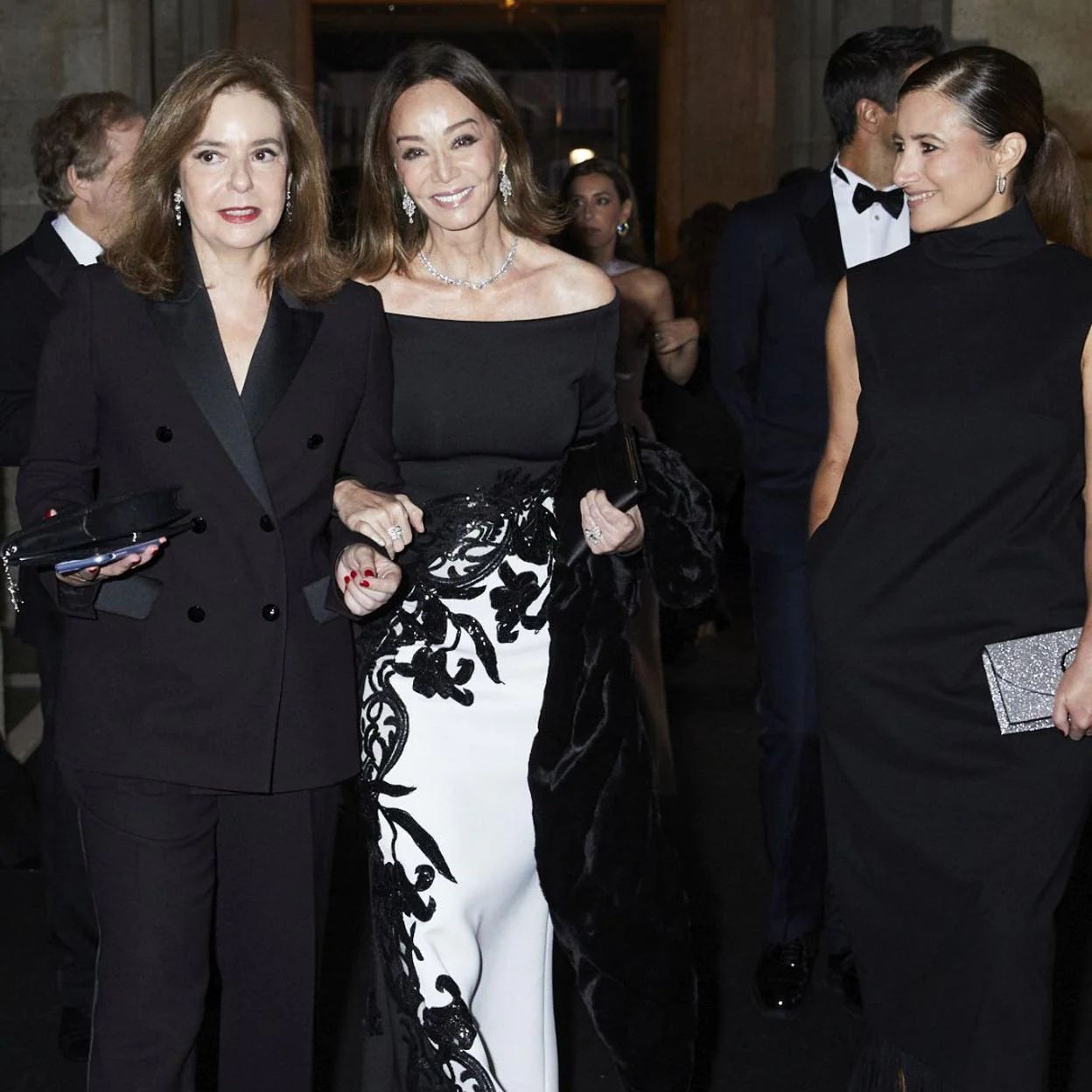 Isabel Preysler junto a Lourdes Garzón, directora de Mujerhoy y Samary Fernández Feito, directora General del Área de Lujo, Estilo de vida y Revistas de Vocento. 