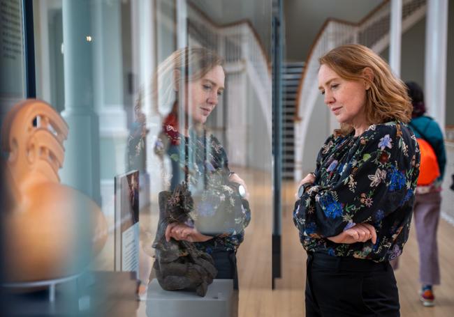 La autora, en el Museso Nacional de Escocia