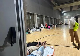 Evacuados tras la DANA pasan la noche en el complejo deportivo de la Petxina.