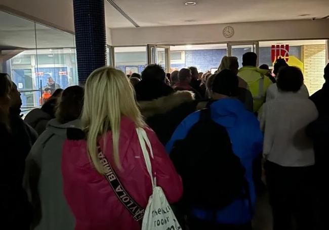 Evacuados, recibidos por la Cruz Roja a su llegada a la Petxina.