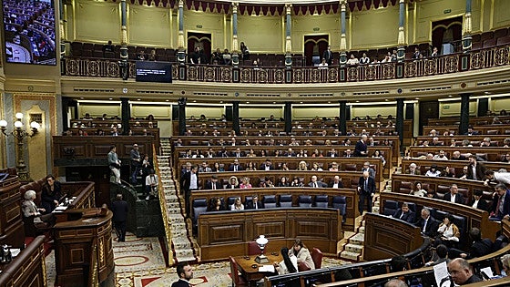 El Gobierno y sus socios evitan que el Congreso pare por la DANA para tomar el timón de RTVE