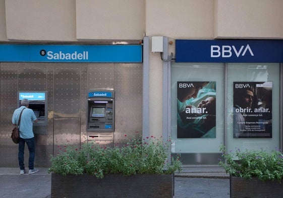 Un cajero de Banco Sabadell junto a otro de BBVA, en Barcelona.