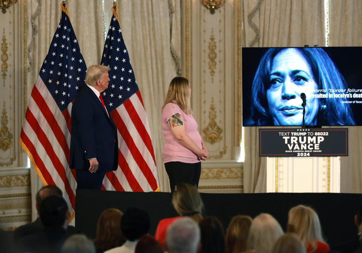 Donald Trump ve un vídeo durante una conferencia de prensa en el salón de baile del Mar-a-Lago.