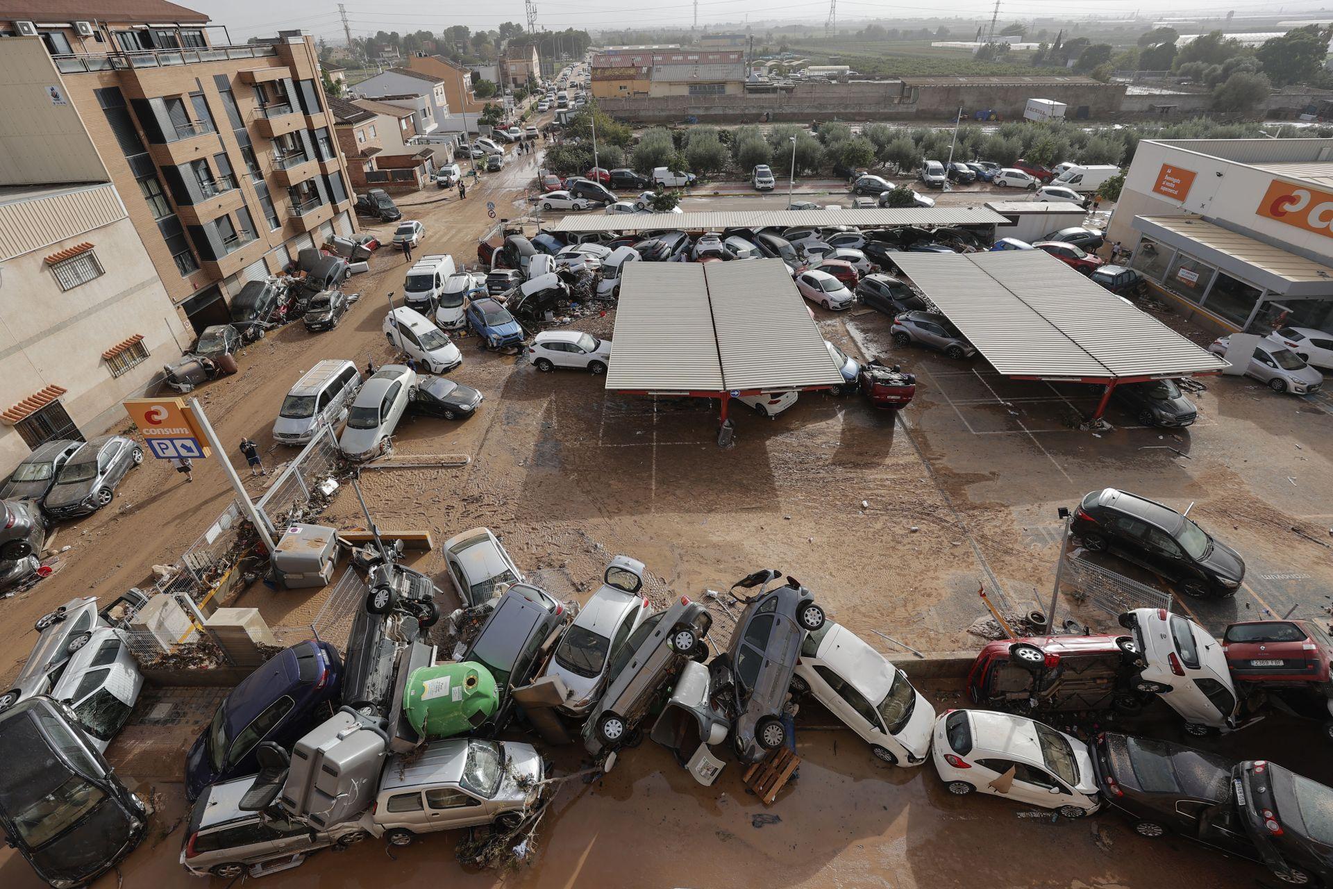 Vista general de varios vehículos dañados en Paiporta, tras las fuertes lluvias