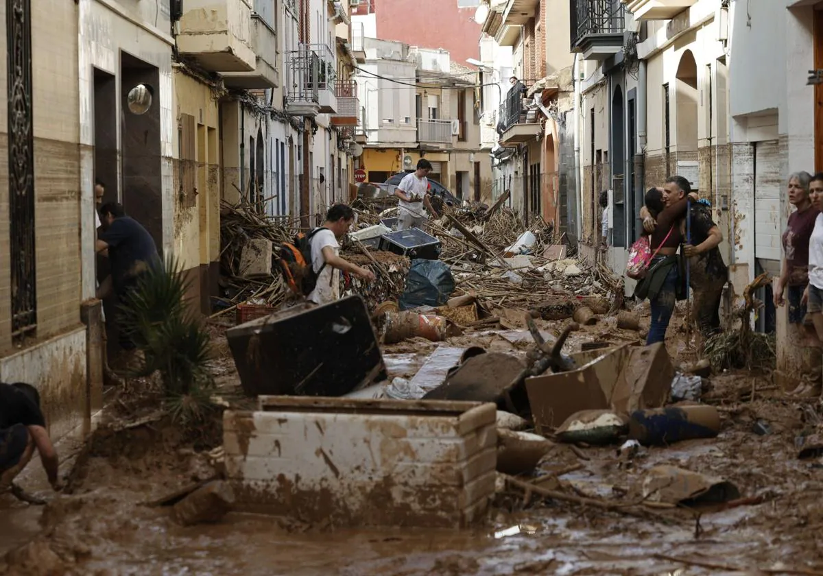 Varias personas trabajan en las labores de limpieza y desescombro en Paiporta, Valencia, este jueves