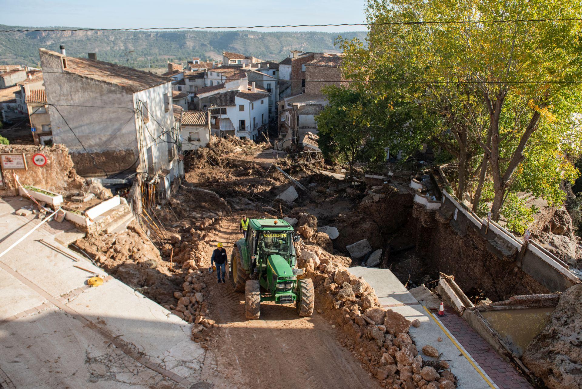 Un tractor trabaja en una zona afectada por la DANA en Letur, Albacete