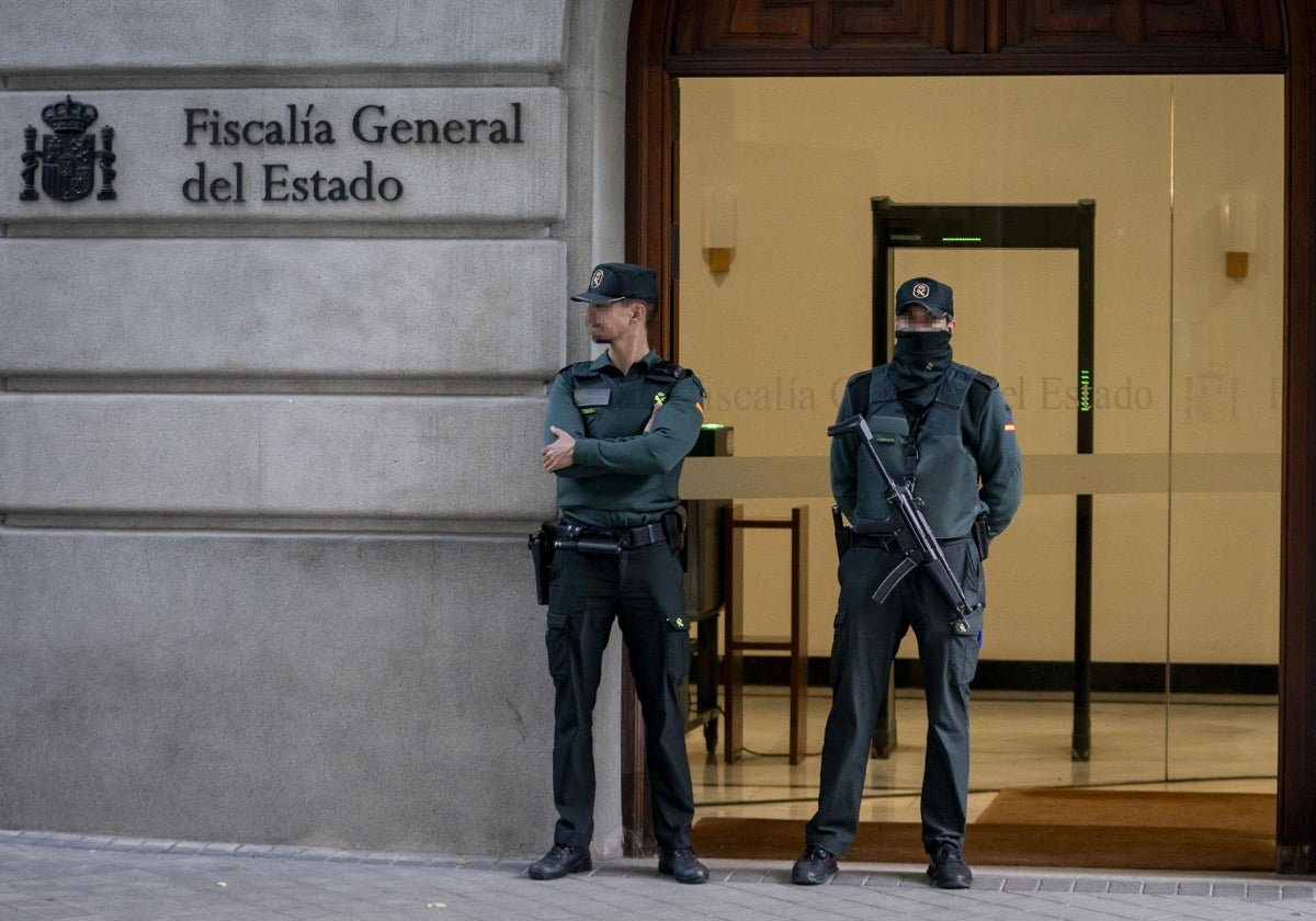 Dos guardias civiles vigilan la entrada principal de la Fiscalía General del Estado en Madrid.