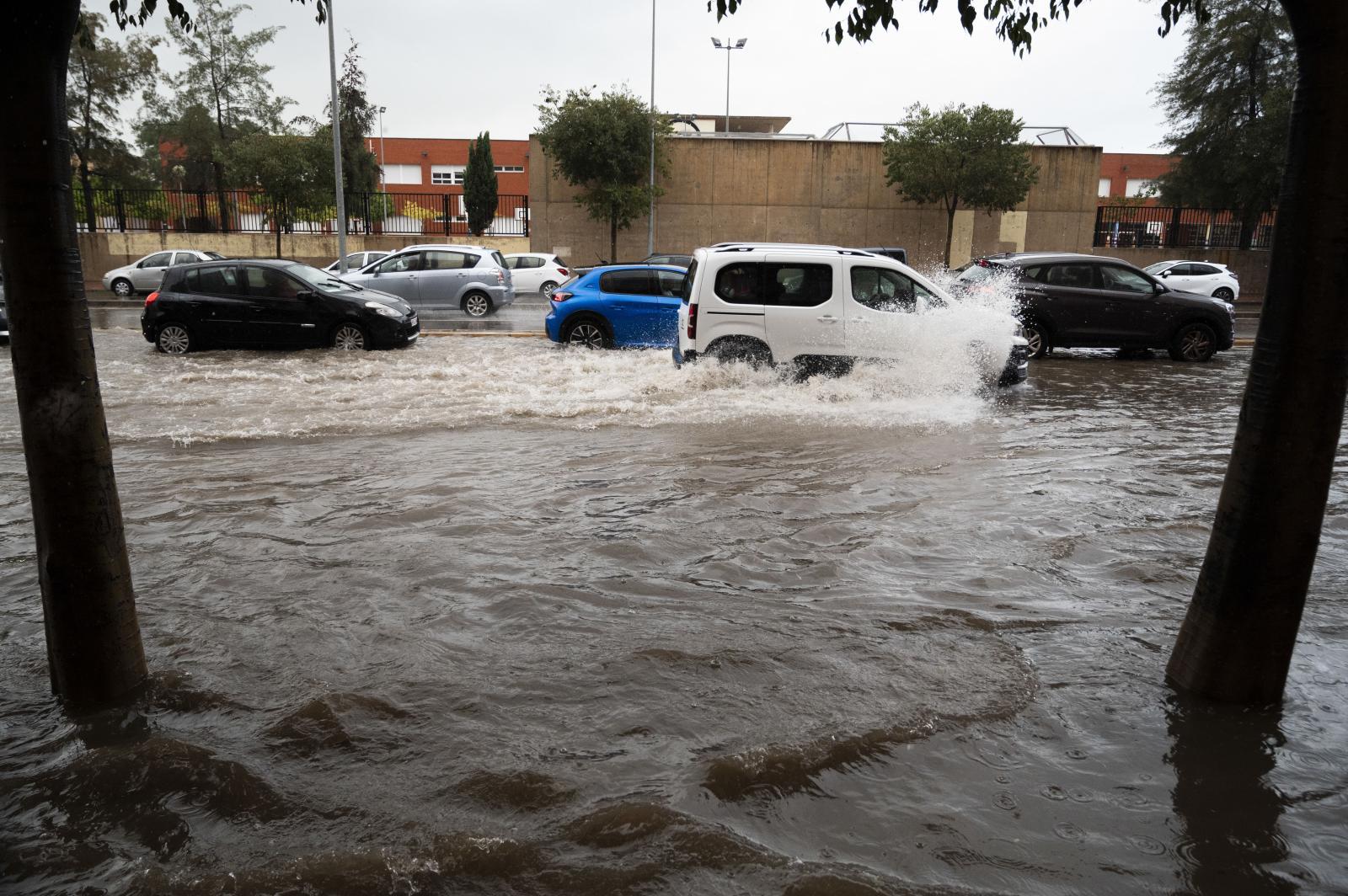 La DANA inunda Castellón: se desborda el río Cérvol en Vinaròs y mandan a los trabajadores a sus casas