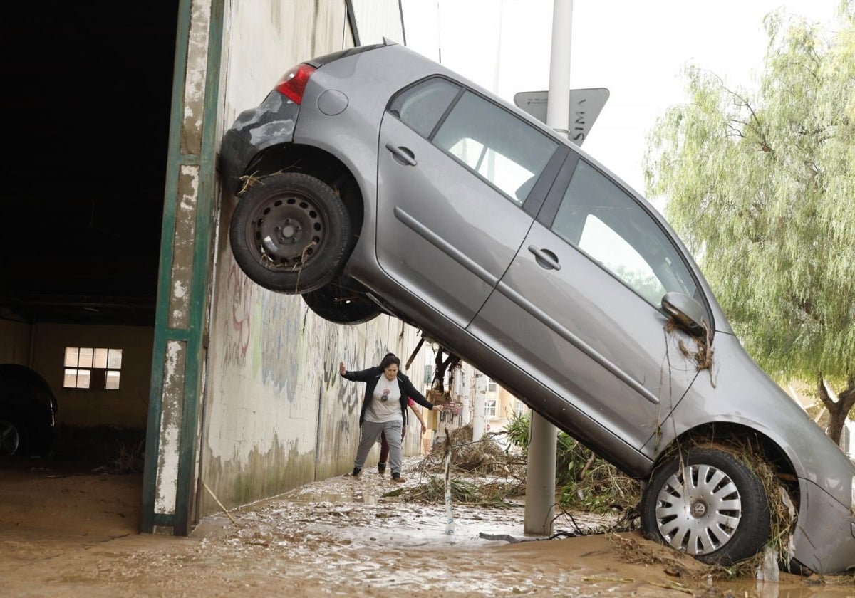 Uno de los coches afectados por las importantes riadas